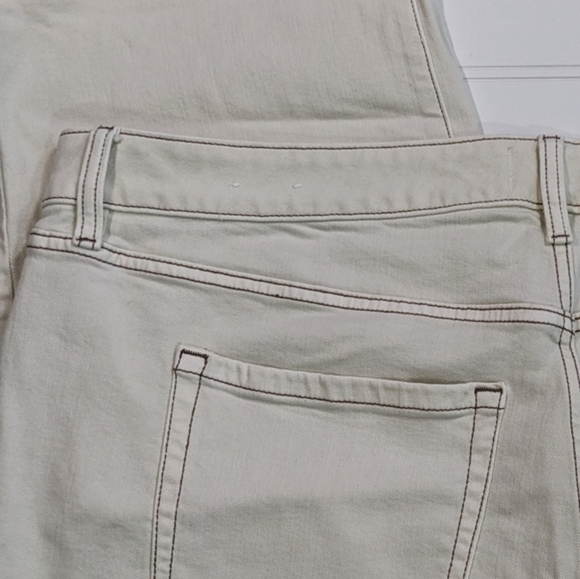 Lane Bryant Ecru Contrast Stitch Sig. Fit Midrise Straight Crop Jean 20 PETITE - Picture 4 of 7